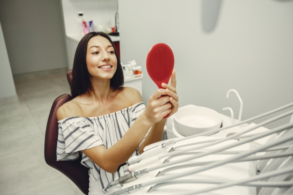 Soluciones para reemplazar los dientes: ¿implantes o puentes?